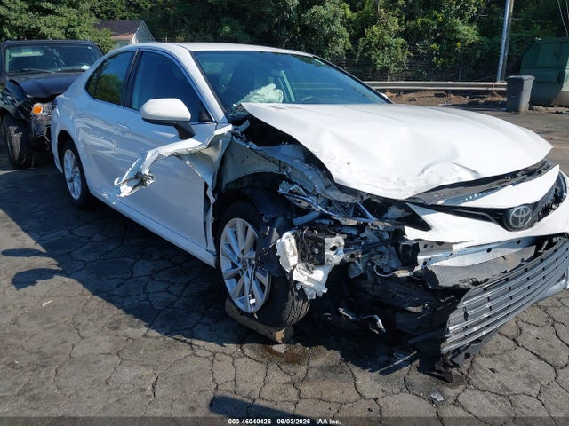2022 Toyota Camry Le მანქანა იყიდება აუქციონზე, vin: 4T1C11AK3NU693061, აუქციონის ნომერი: 46040426