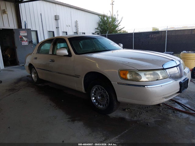 2001 Lincoln Town Car Cartier მანქანა იყიდება აუქციონზე, vin: 1LNHM83W01Y613952, აუქციონის ნომერი: 46040857