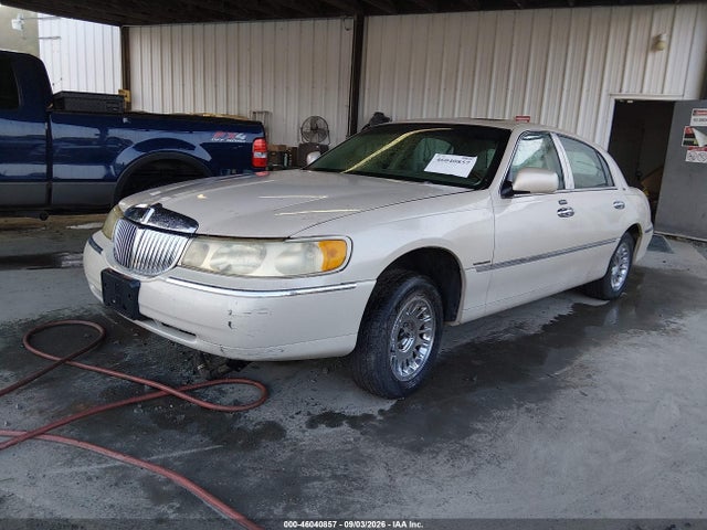 2001 Lincoln Town Car Cartier მანქანა იყიდება აუქციონზე, vin: 1LNHM83W01Y613952, აუქციონის ნომერი: 46040857