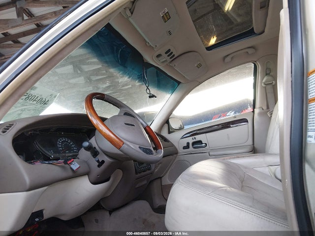 2001 Lincoln Town Car Cartier მანქანა იყიდება აუქციონზე, vin: 1LNHM83W01Y613952, აუქციონის ნომერი: 46040857