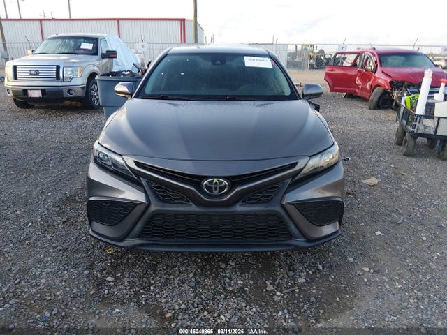 46040865 :رقم المزاد ، 4T1G11AK3MU570179 vin ، 2021 Toyota Camry Se مزاد بيع