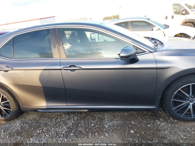 46040865 :رقم المزاد ، 4T1G11AK3MU570179 vin ، 2021 Toyota Camry Se مزاد بيع