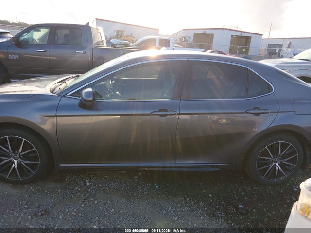 46040865 :رقم المزاد ، 4T1G11AK3MU570179 vin ، 2021 Toyota Camry Se مزاد بيع