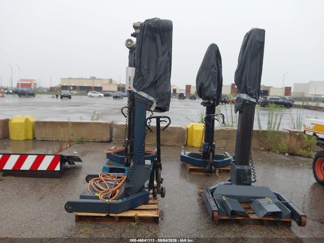46041113 :رقم المزاد ، 807000000044730 vin ، 2000 4 Mobile Column Hoists Other مزاد بيع