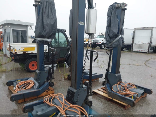 46041113 :رقم المزاد ، 807000000044730 vin ، 2000 4 Mobile Column Hoists Other مزاد بيع