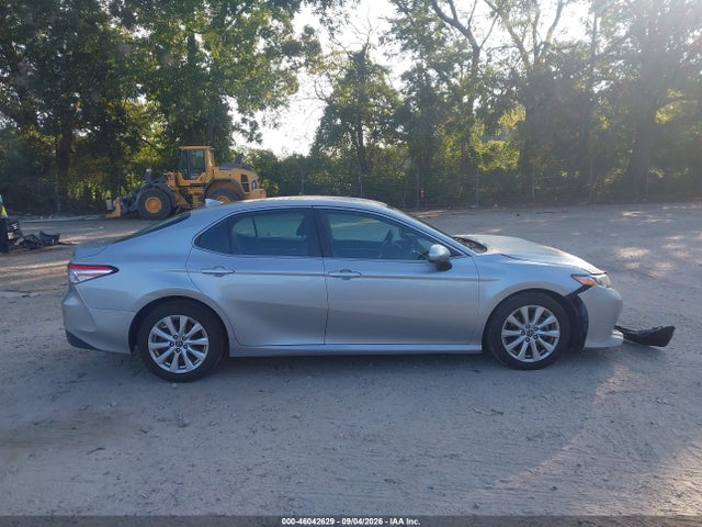 46042629 :رقم المزاد ، 4T1B11HK2KU703673 vin ، 2019 Toyota Camry Le مزاد بيع