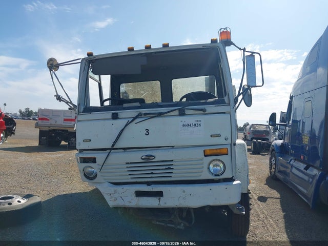 46043028 :رقم المزاد ، 49HAABBV81HH90741 vin ، 2001 Sterling Truck Sc 7000 مزاد بيع