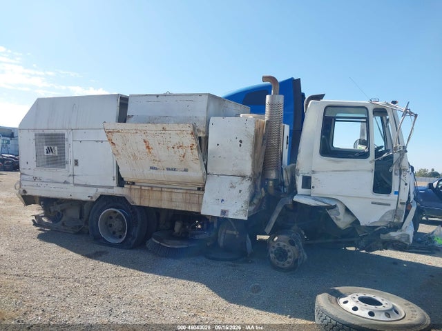 46043028 :رقم المزاد ، 49HAABBV81HH90741 vin ، 2001 Sterling Truck Sc 7000 مزاد بيع