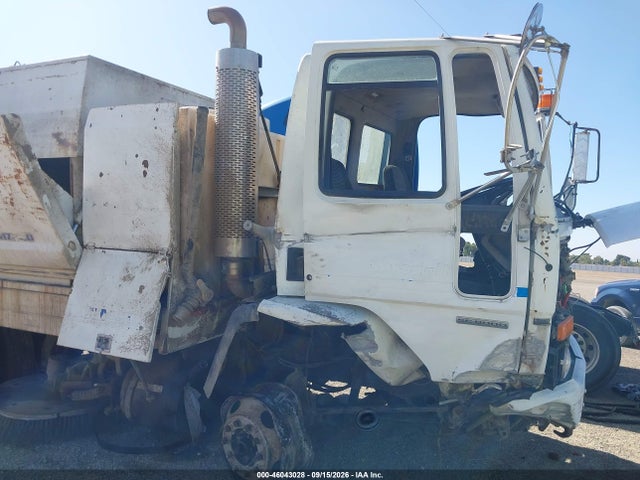46043028 :رقم المزاد ، 49HAABBV81HH90741 vin ، 2001 Sterling Truck Sc 7000 مزاد بيع