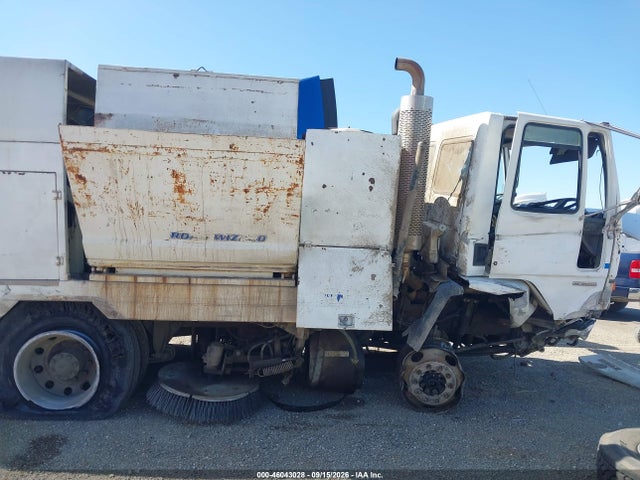 46043028 :رقم المزاد ، 49HAABBV81HH90741 vin ، 2001 Sterling Truck Sc 7000 مزاد بيع