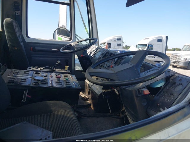 46043028 :رقم المزاد ، 49HAABBV81HH90741 vin ، 2001 Sterling Truck Sc 7000 مزاد بيع