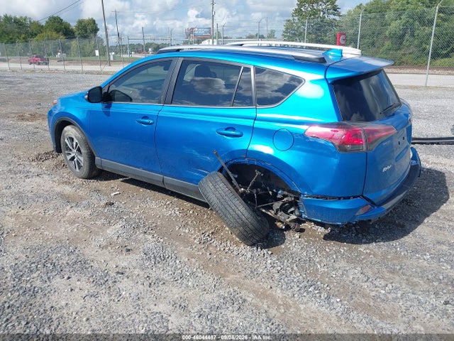 Toyota Rav4 Xle 2018 JTMRFREV0JJ203500 Image 3