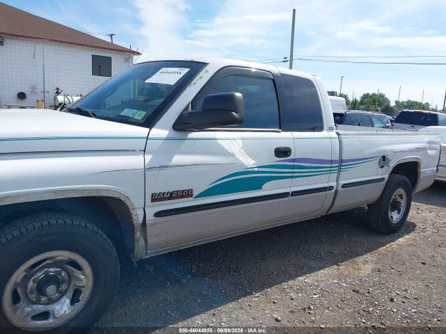 46044958 :رقم المزاد ، 1B7KC23D2WJ105880 vin ، 1998 Dodge Ram 2500 St مزاد بيع