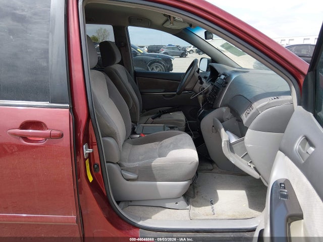 46046868 :رقم المزاد ، 5TDKK4CC5AS322311 vin ، 2010 Toyota Sienna Le مزاد بيع