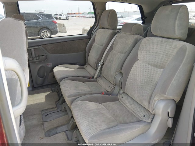 46046868 :رقم المزاد ، 5TDKK4CC5AS322311 vin ، 2010 Toyota Sienna Le مزاد بيع