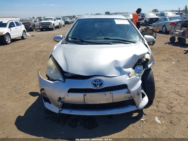 Toyota Prius C One 2014 JTDKDTB32E1561775 Image 11