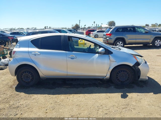Toyota Prius C One 2014 JTDKDTB32E1561775 Image 12
