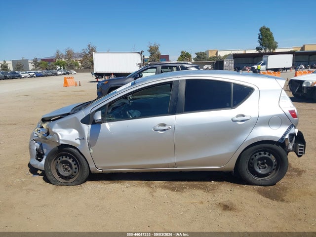 Toyota Prius C One 2014 JTDKDTB32E1561775 Image 13