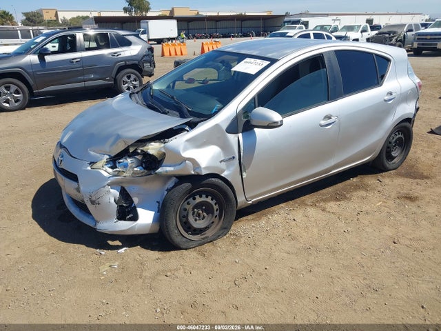 Toyota Prius C One 2014 JTDKDTB32E1561775 Image 2