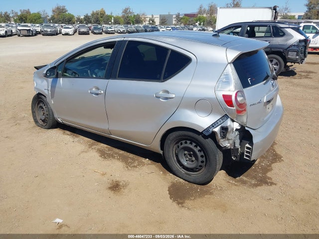 Toyota Prius C One 2014 JTDKDTB32E1561775 Image 3