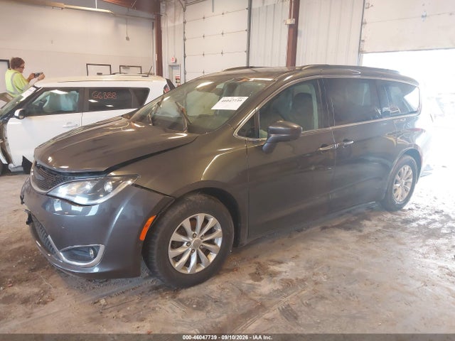 46047739 :رقم المزاد ، 2C4RC1FG6KR559442 vin ، 2019 Chrysler Pacifica Touring Plus مزاد بيع