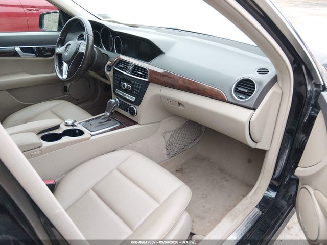2013 Mercedes-benz C 300 Sport 4matic მანქანა იყიდება აუქციონზე, vin: WDDGF8AB9DA885025, აუქციონის ნომერი: 46047837
