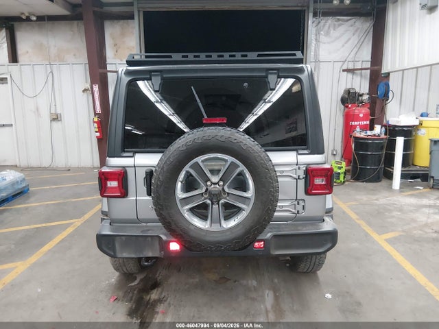 1C4HJXEG8JW120982 Jeep Wrangler Unlimited Sahara 4x4
