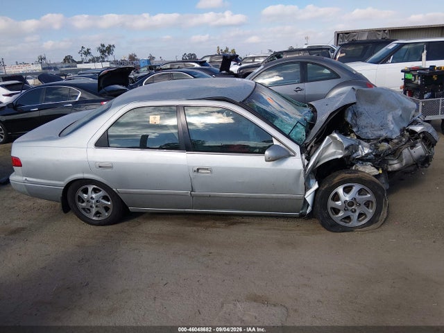 46048682 :رقم المزاد ، 4T1BG22K6YU002852 vin ، 2000 Toyota Camry Le مزاد بيع