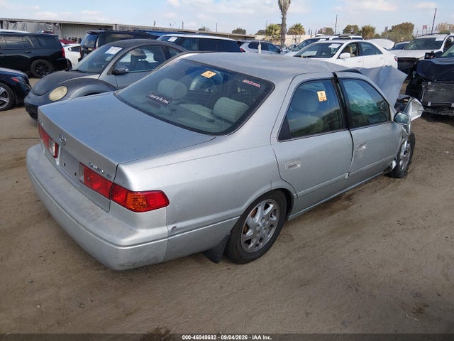 46048682 :رقم المزاد ، 4T1BG22K6YU002852 vin ، 2000 Toyota Camry Le مزاد بيع