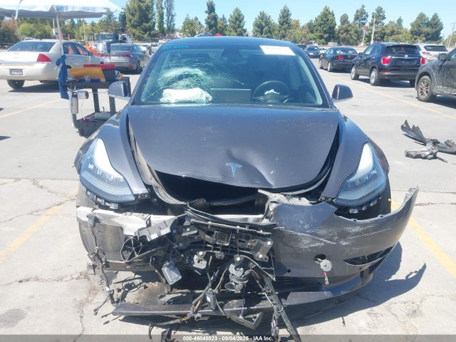 46048823 :رقم المزاد ، 5YJ3E1EA6JF163163 vin ، 2018 Tesla Model 3 Long Range/mid Range مزاد بيع