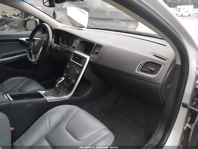 2014 Volvo S60 T6 მანქანა იყიდება აუქციონზე, vin: YV1902FH5E2278804, აუქციონის ნომერი: 46049575