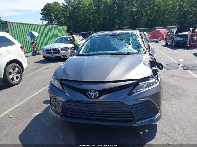 46049596 :رقم المزاد ، 4T1C11AK2NU033691 vin ، 2022 Toyota Camry Le مزاد بيع