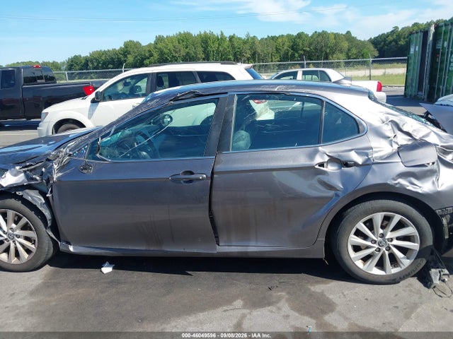 46049596 :رقم المزاد ، 4T1C11AK2NU033691 vin ، 2022 Toyota Camry Le مزاد بيع