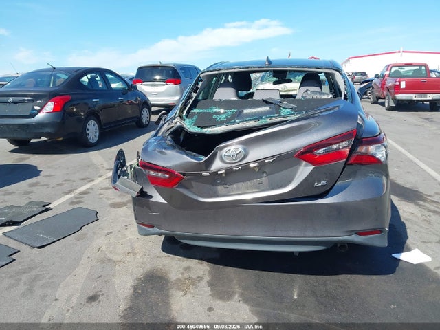 46049596 :رقم المزاد ، 4T1C11AK2NU033691 vin ، 2022 Toyota Camry Le مزاد بيع