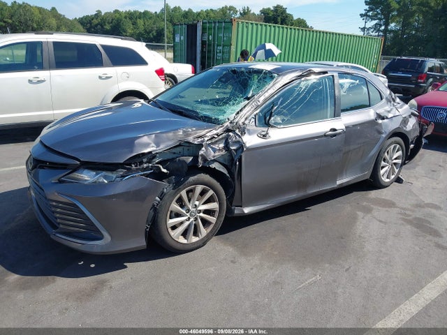 46049596 :رقم المزاد ، 4T1C11AK2NU033691 vin ، 2022 Toyota Camry Le مزاد بيع