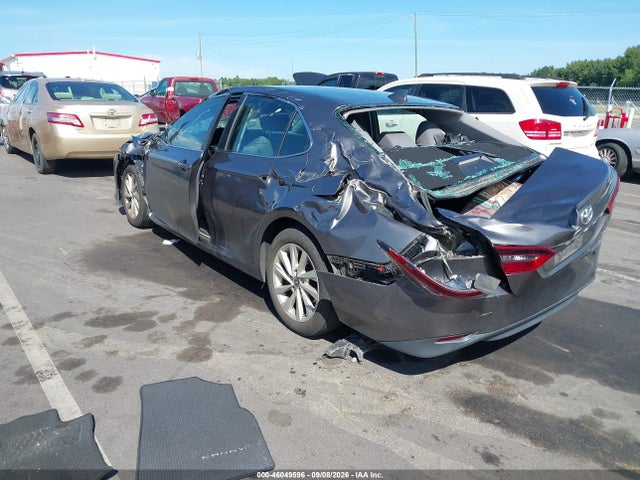 46049596 :رقم المزاد ، 4T1C11AK2NU033691 vin ، 2022 Toyota Camry Le مزاد بيع