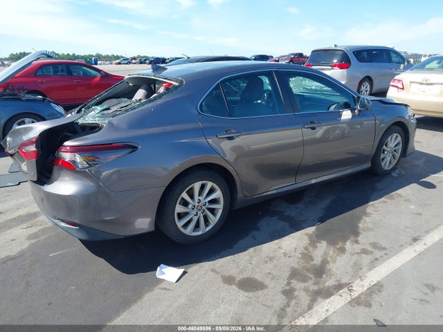 46049596 :رقم المزاد ، 4T1C11AK2NU033691 vin ، 2022 Toyota Camry Le مزاد بيع