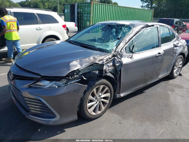 46049596 :رقم المزاد ، 4T1C11AK2NU033691 vin ، 2022 Toyota Camry Le مزاد بيع