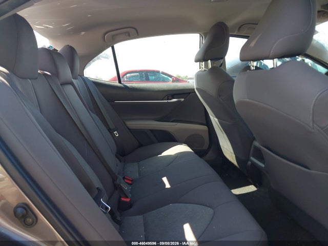 46049596 :رقم المزاد ، 4T1C11AK2NU033691 vin ، 2022 Toyota Camry Le مزاد بيع