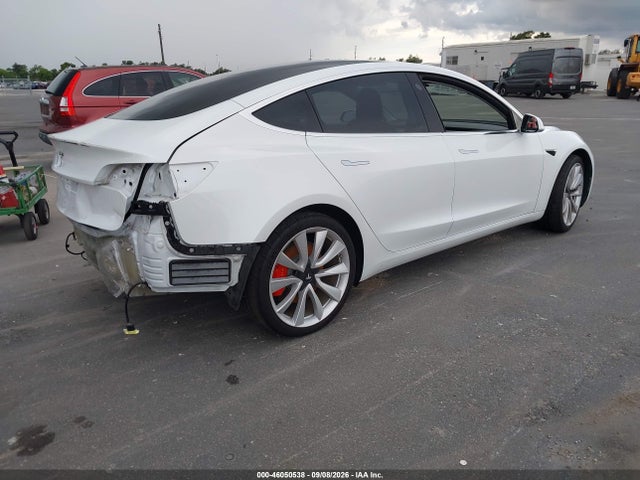 46050538 :رقم المزاد ، 5YJ3E1EB1JF072732 vin ، 2018 Tesla Model 3 Long Range/performance مزاد بيع