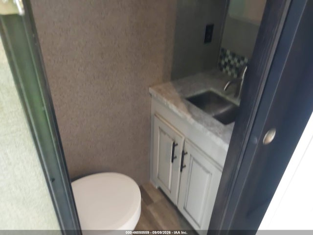 46050559 :رقم المزاد ، 1UJCJ0BV7M1LF0305 vin ، 2021 Jayco Other مزاد بيع