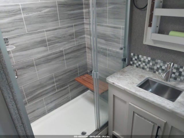 46050559 :رقم المزاد ، 1UJCJ0BV7M1LF0305 vin ، 2021 Jayco Other مزاد بيع