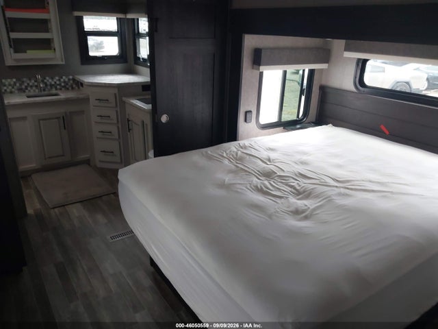46050559 :رقم المزاد ، 1UJCJ0BV7M1LF0305 vin ، 2021 Jayco Other مزاد بيع