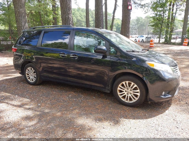 46050879 :رقم المزاد ، 5TDYZ3DCXHS795808 vin ، 2017 Toyota Sienna Xle 8 Passenger مزاد بيع