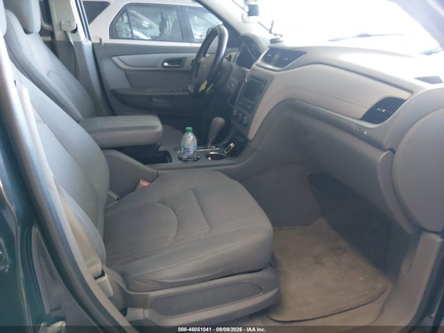 46051041 :رقم المزاد ، 1GNKRFKD5FJ104737 vin ، 2015 Chevrolet Traverse Ls مزاد بيع