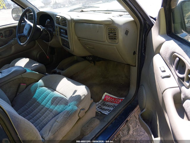 46051205 :رقم المزاد ، 1GNCT18W61K205581 vin ، 2001 Chevrolet Blazer Ls مزاد بيع
