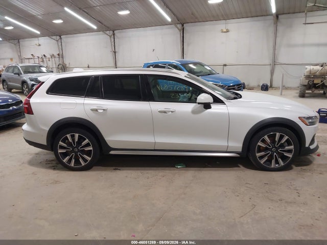 46051289 :رقم المزاد ، YV4L12WC5P2105765 vin ، 2023 Volvo V60 Cross Country B5 Ultimate مزاد بيع