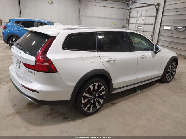 46051289 :رقم المزاد ، YV4L12WC5P2105765 vin ، 2023 Volvo V60 Cross Country B5 Ultimate مزاد بيع