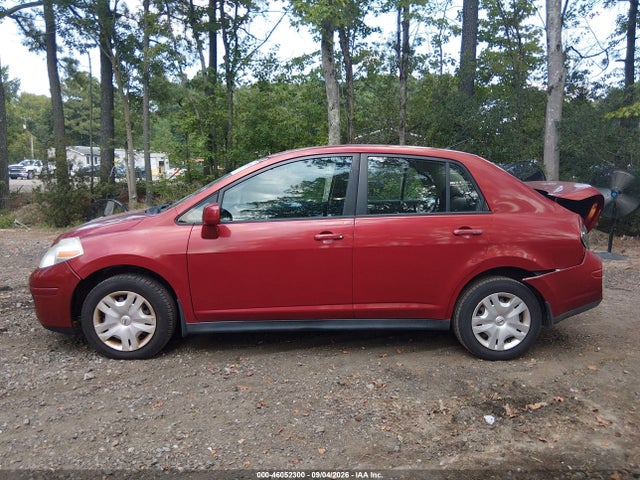 46052300 :رقم المزاد ، 3N1BC1AP2AL428953 vin ، 2010 Nissan Versa 1.8s مزاد بيع