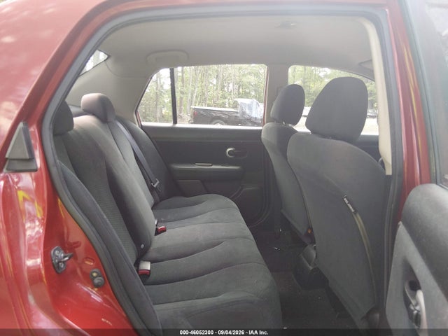 46052300 :رقم المزاد ، 3N1BC1AP2AL428953 vin ، 2010 Nissan Versa 1.8s مزاد بيع
